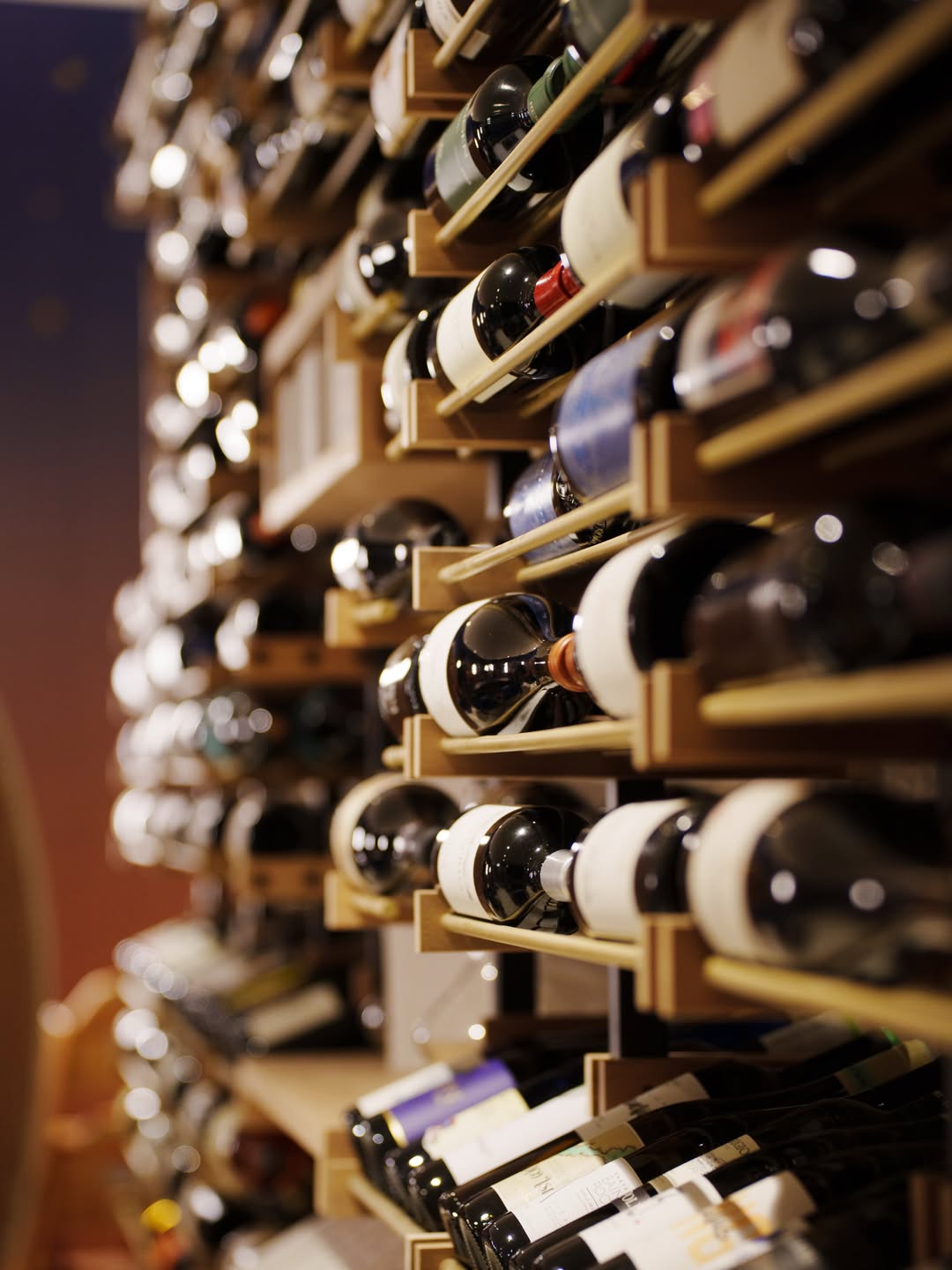 Botellas de vino exhibidas en Roble Blanco