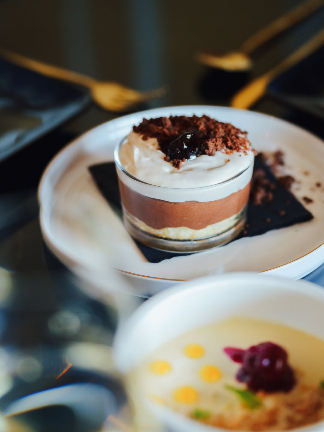 Dos postres presentados en una mesa de Roble Blanco
