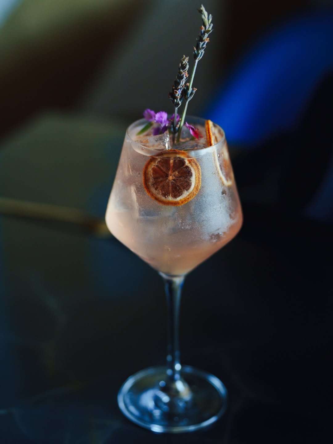 Cóctel claro con flores, lavanda y cítricos deshidratados