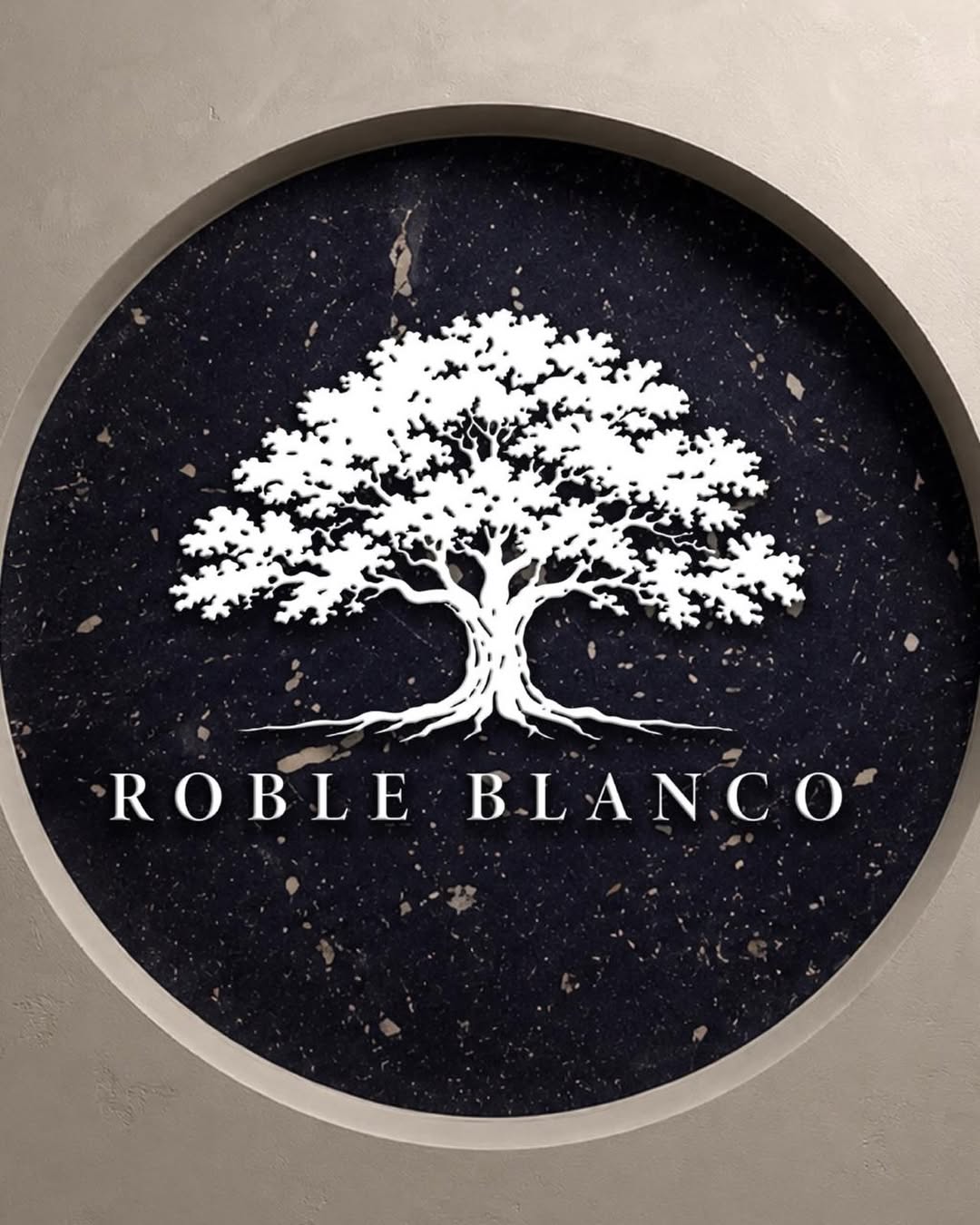Emblema del árbol de Roble Blanco integrado en una pared curva del restaurante